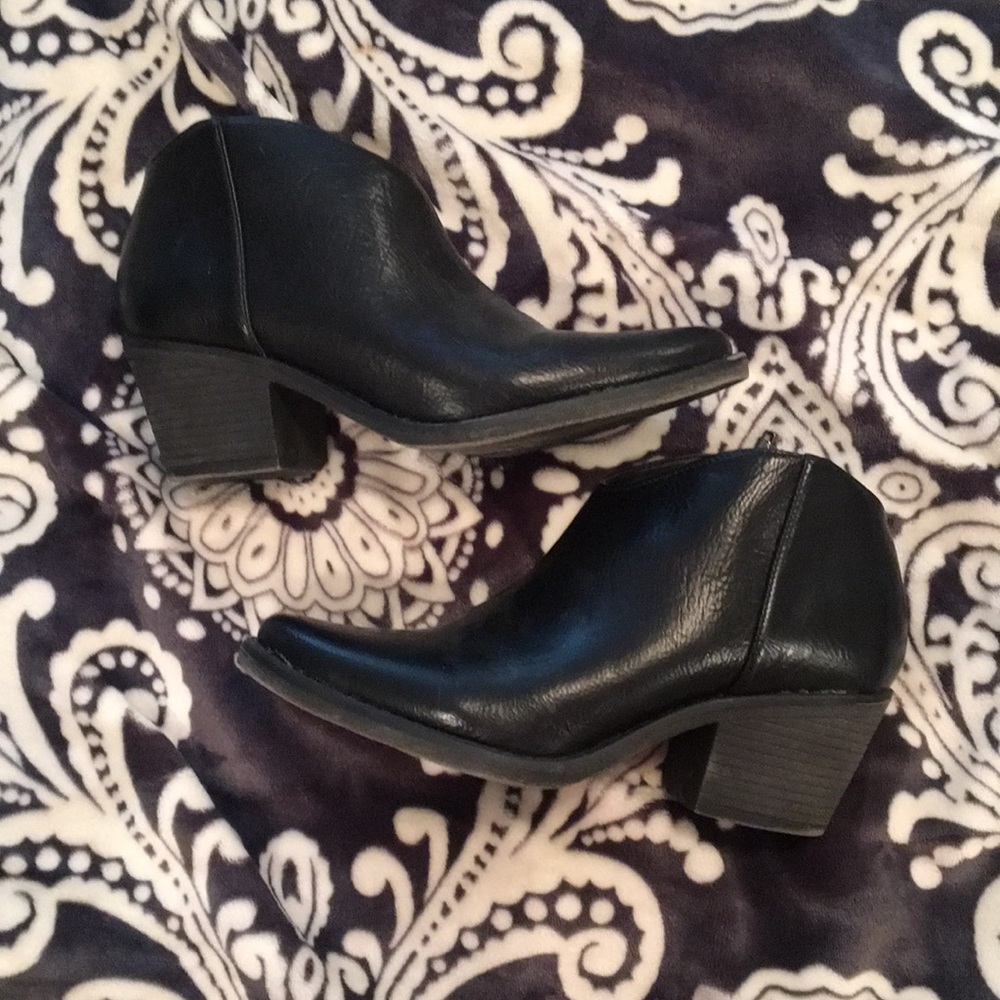 Low cut boots